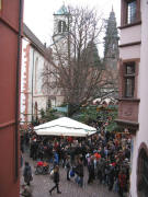 Blick vom Freiburger Rathaus nach Osten über den Weihnachtsmarkt zum Münster am 23.12.2008