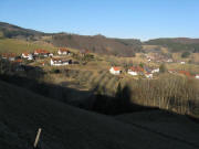 Blick vom Ortseingang Raich (von Schwand kommend) am 8.2.2008 nach Nordosten auf Raich und Ried (rechts)