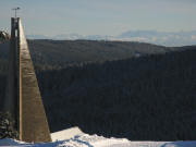 Blick nach Sdosten ber den Turm der Kirche am Feldberg zu den Alpen am 23.1.2008