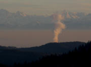 Tele-Blick nach Sdosten von Feldberg-Grble ber die Dampfwolke des AKW Leibstadt/CH zu den Alpen am 23.1.2008