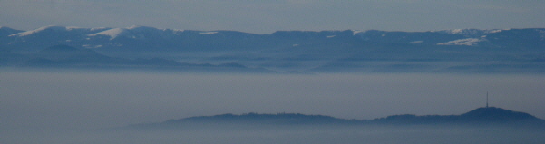Tele-Blick vom Kandel nach Westen über Kaiserstuhl (Totenkopf rechts) und Rheintal-Nebel zu den Vogesen am 22.12.2007