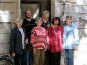 Am Eingang des Kleiderladens: Frau Brunnabend, Frank, Frau Werner, Frau Hagmayer, Frau Neuhöfer und Frau Eilers (von links)