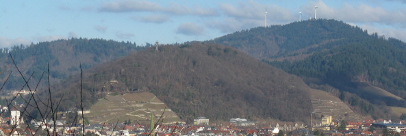Blick vom Lorettoberg auf den Schloßberg und die Windräder auf dem Rosskopf am 14.1.2008
