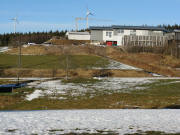 Blick nach Norden über den Neubau von Rena im Industriegebiet Neueck zu den Windrädern am Staatsberg am 8.1.2008