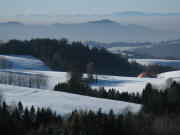 Blick vom P oberhalb Brosihof an Strasse Thurner-Neuhusle nach Sdesten ber Schweighfe und Spirzen zum Kybfelsen bei Freiburg am 19.1.2007