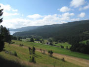 Blick vom Lachenrtteweg oberhalb Aha ganz oben zum Schluchsee am 23.7.2008