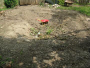 Zuk�nftige Sickergrube am 28.5.2008 - Schubkarre 1,30 m tief