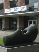 Blick nach Nordosten über  "die Liegende" von Henry Moore zum Uni-Kollegiengebäude am 1.6.2008: Zukunftsmesse HeadsAndHands.de