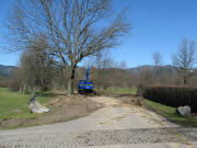 Blick nach Norden am 6.3.2008 auf dem "Krttweg alt" gegenber Restaurant: Ein Bagger reit den Weg auf und schttet ihn mit Muttererde zu