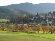 Tele-Blick von Ebnet nach Süden über Hörchersberg zu Kamelberg (links) und Rappeneck (oben) am 10.11.2008