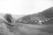 Blick nach Süden ins Kappler Tal um 1904: Kirche (rechts) und Gasthaus zum Kreuze (Mitte hinten)