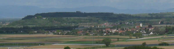 Tele-Blick vom Batzenberg nach Westen ber Mengen zu Tuniberg und Merdingen am 1.5.2008