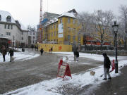 Blick nach Nordosten zum Augustinerplatz - Schneeschaufeln am Bächle mit Hund
