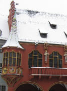 Blick nach Südwesten zum Historischen Kaufhaus am Münsterplatz am 14.2.2009 - Schnee auf den Biberschwänzen