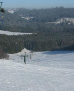 Tele-Blick nach Osten ber den Skilift Brenden runter ins Mettma-Tal und hoch nach Buggenried am 9.1.2009