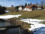 Blick nach Norden zum Dischenhof vom Ibentalbach her am 22.1.2009 - ganz oben der Bushof