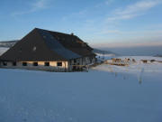 Blick ber den Haldenmeierhof nach Nordosten zum nebligen Dreisamtal am 27.1.2009 um 16 Uhr