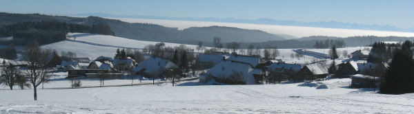 Blick nach Südosten über Schönenbach über den nebligen Hochrhein zu den Alpen am 9.1.2009