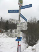 Blick nach Westen zum Wegweiser "Schwarzenbach 860 m" am 27.1.2009