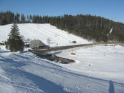 Blick nach Nordwesten ber die Stollenbacher Htte mit Parkplatz (rechts) zum Ruheberg am 30.1.2009