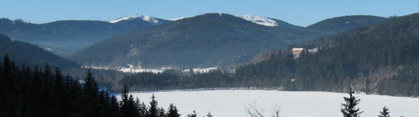 Blick nach Südwesten über den zugefrorenen Titisee und das Seebachtal zum Feldberg an 9.1.2009
