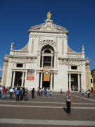 Blick zur Kirche Santa Maria degli Angeli in Assisi am 3.10.2009