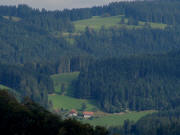 Tele-Blick nach Osten vom Bernauerhof ber den Spirzen zum Brosihaeusle (links) am 26.8.2009 - Thurnerstrasse oben