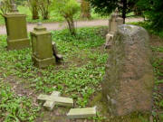 Abgeschlagene Kreuze auf dem Alten Friedhof am 11.4.2010