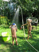 Zwei unter der Dusche am 20.8.2010 bei �ber 30 Grad