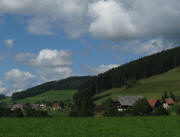 Blick von Säge (Einmündung Schildwende) nach Norden ins Jostal zu Mattenbauernhof (rechts) und Jostalstüble (oben) am 1.9.2010