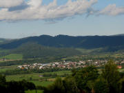 Tele-Blick vom Pfeiferberg am 28.8.2010 nach Nordosten über Kirchzarten (Gewerbegebiet) und Burg-am-Wald ins Ibental