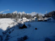 Tele-Blick nach Nordosten vom Wanglerhof zum Huslemaierhof am 2.1.2010