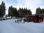 Blick nach Westen zum Parkplatz beim Haldenkpfle Schauinsland 20.1.2010 - Bus von Avanti Reisen