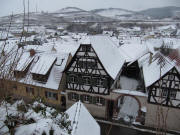 Blick von der Kirche nach Osten ber Kiechlingsbergen am 12.2.2010: Frnkische Hofanlage von 1544 vorne