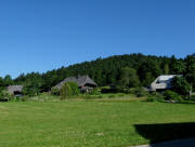 Blick nach Nordwesten zu Kaiser-Hof, Maierhof und ?? (von links) am 7.7.2010