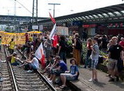 Jugendliche besetzen Gleis 1 des Freiburger Hauptbahnhofs am 2.6.2010