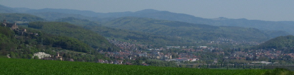 Blick von der Daurhütte am Tüllinger Berg nach Osten über Lörrach und Burg Rötteln (links) am 28.4.2010