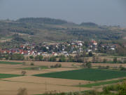 Tele-Blick vom Herrenberg ob Nordweil nach Norden auf Tutschfelden (rechts) am 24.4.2010