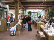Buchladen in der Rainhofscheune am 2.6.2010 - an der Kasse Sibylle Steinweg