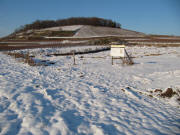 Blick nach Norden ber das Ausgrabungsgebiet zum Enselberg am 4.12.2010 - Schnee und Frost