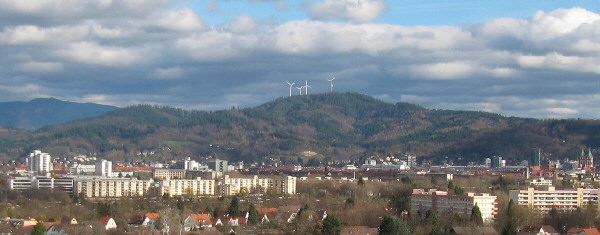 Buggi 50 am 13.11.2010 in Weingarten: Tele-Blick nach Osten �ber Freiburg zu Ro�kopf-Windr�dern und Kandel (links)