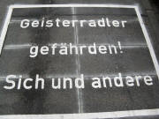 Geisterradler-Aufschrift auf Fahrradweg in Freiburg am 1.10.2010