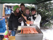 Weihnachtsmarkt 5.12.2010: Julia, Stefa, Laura und Lisa (v.l.) von der KJG bieten original Mnstermarktbratwrste an