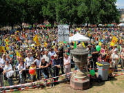 Über 10000 Menschen auf dem Kirchplatz Stühlinger am 28.5.2011