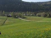 Blick von der Jugendherberge nach Süden zum Campingplatz Bankenhof am 25.4.2011 - Titisee 300 m links