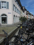 Blick nach Norden in die Herrenstrasse am 10.8.2011: Bächle und Fahrräder
