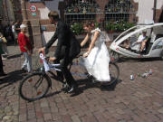 Rathaus Freiburg am 4.8.2011: Fahrrad-Taxi oder Hochzeit-Tandem?