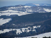 Belchen-Gipfel am 5.1.2011: Tele-Blick nach Norden zu Schauinsland und Kandel (rechts dahinter)