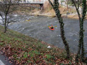 Hochwasser: zwei Kanus unter dem Mariensteg am 15.1.2011