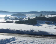 Blick vom Unteren Fahrenberg nach Süden über Breitnau zum Feldberg am 1.1.2011 - Hinterzarte links im Nebel